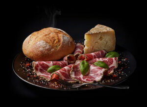 insaccato coppa affetato su un piatto con pane e formaggio