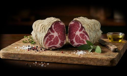insaccato Coppa tagliato a metà su un tagliere